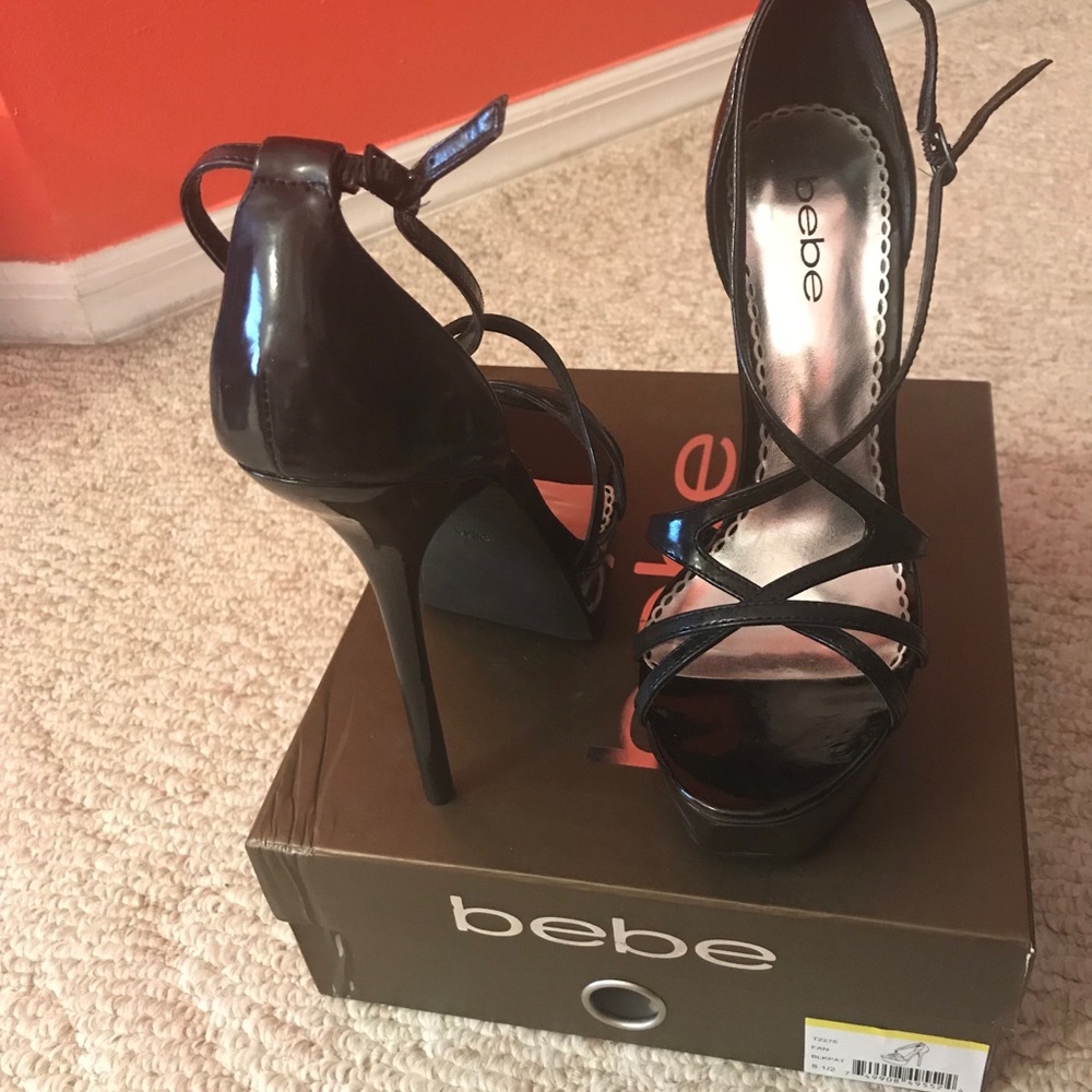 Never worn Bebe black pump